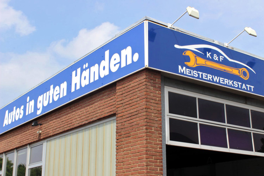 Schild Autos in guten Händen bei K & F Meisterwerksatt Barsinghausen