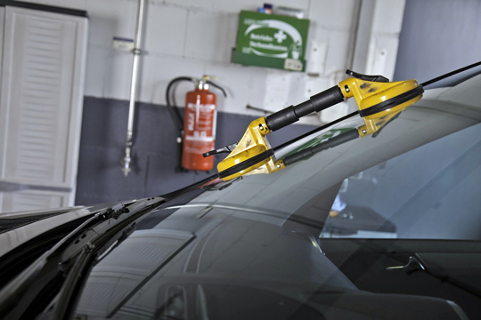 Beispiel Autoglas / Glasbruch / Steinschlagreparatur Steinschlag-, Blasbruchreparatur und Carglas-Autoglas bei K & F Meisterwerkstatt Barsinghausen